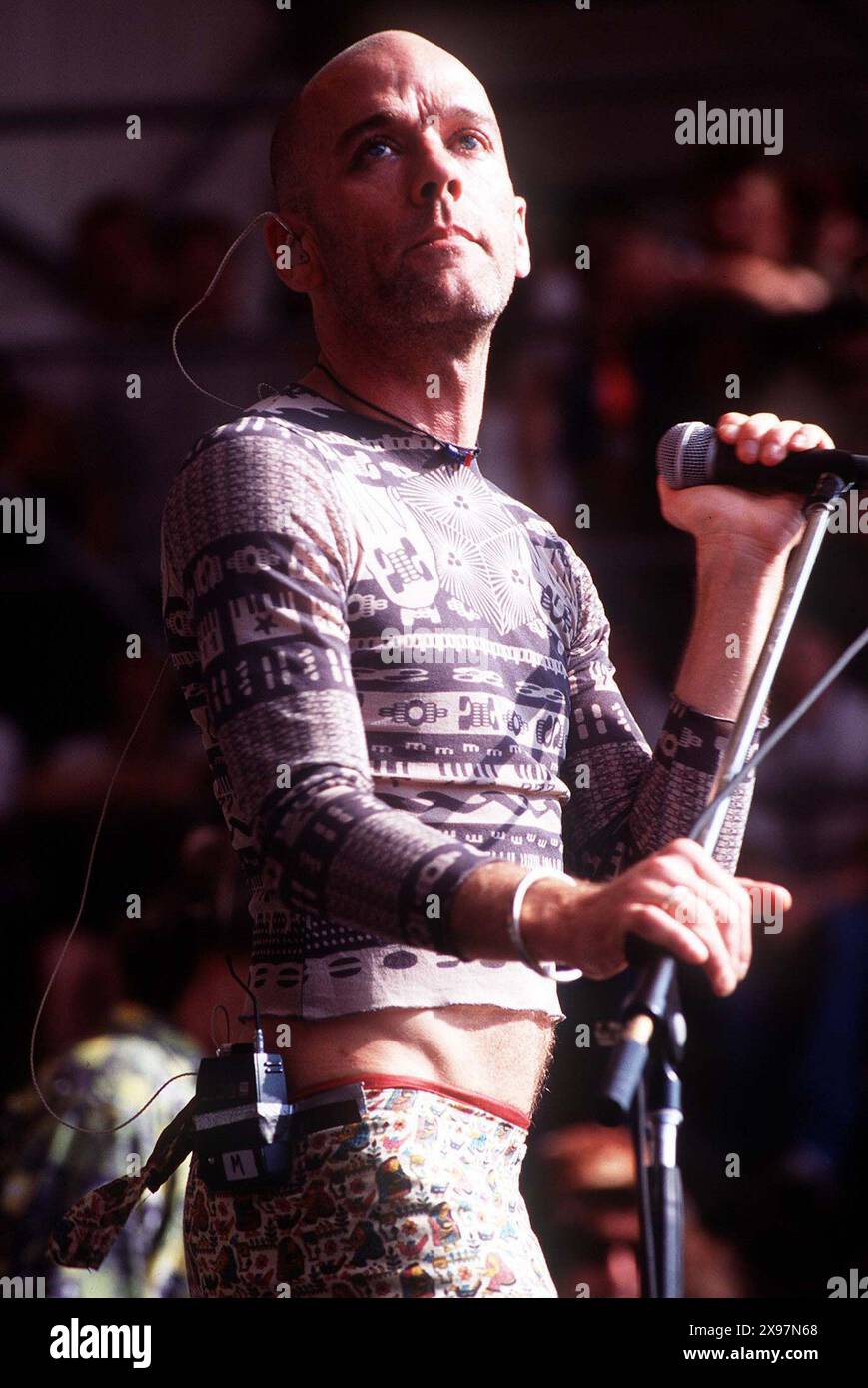 13 GIUGNO 1999 - K12639JKEL 06/13/99. CONCERTO TIBETANO PER LA LIBERTÀ. AL RFK STADIUM, WASHINGTON, DC. MICHAEL STIPE (DELLA REM). JAMES M. KELLY/ 1999 (CREDIT IMAGE: ©JAMES M. KELLY/ZUMA WIRE) SOLO PER USO EDITORIALE! Non per USO commerciale! Foto Stock