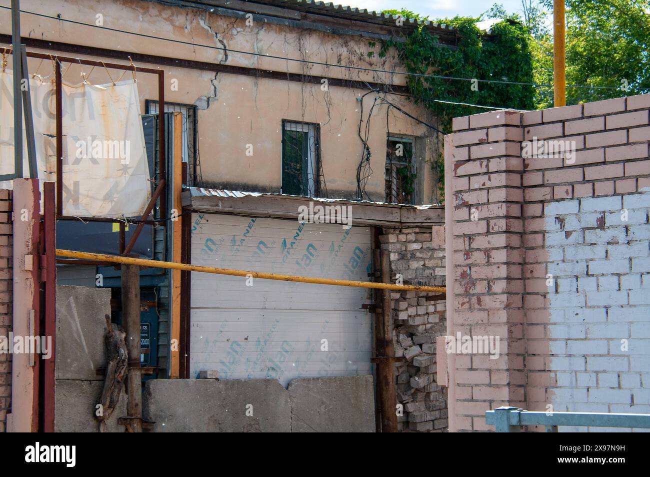 Case fatiscenti a Samara un'emergenza e fatiscente edificio residenziale in mattoni Samara regione di Samara Russia Copyright: XSvetlanaxVozmilovax Vozm Foto Stock