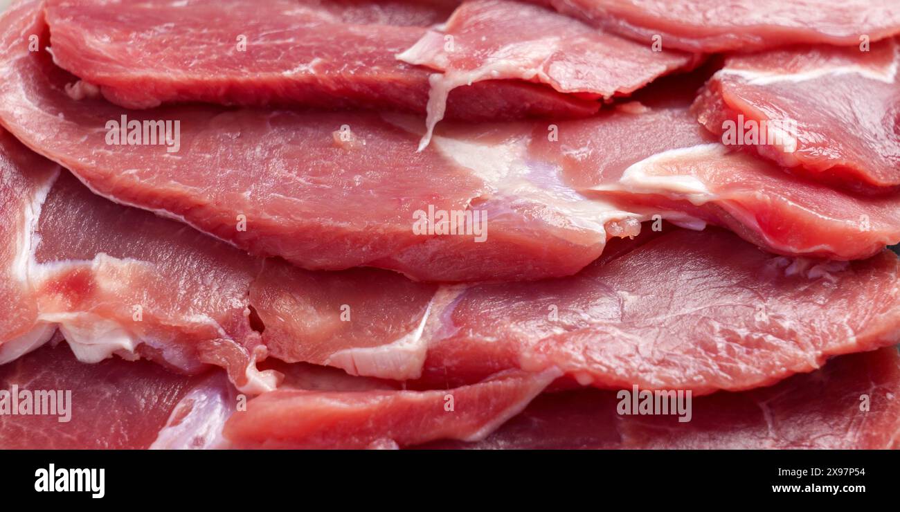 Filetti di tacchino crudo rosa fresco con strati di grasso bianco. Primo piano sulla consistenza della carne Foto Stock