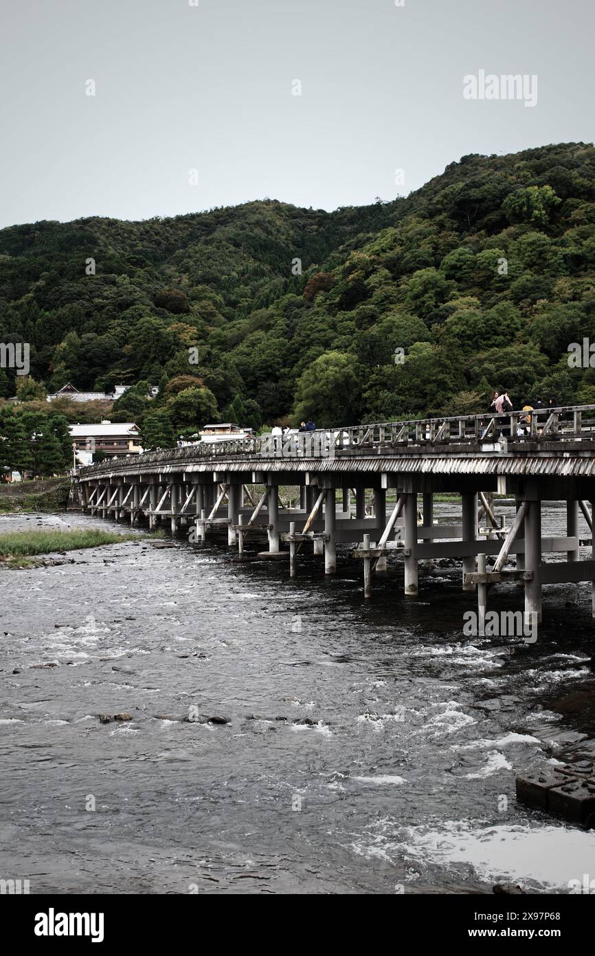 Splendido paesaggio in Giappone, la lussureggiante vegetazione di Arashiyama, il mormorio del fiume Katsura e il ponte Togetsukyo Foto Stock
