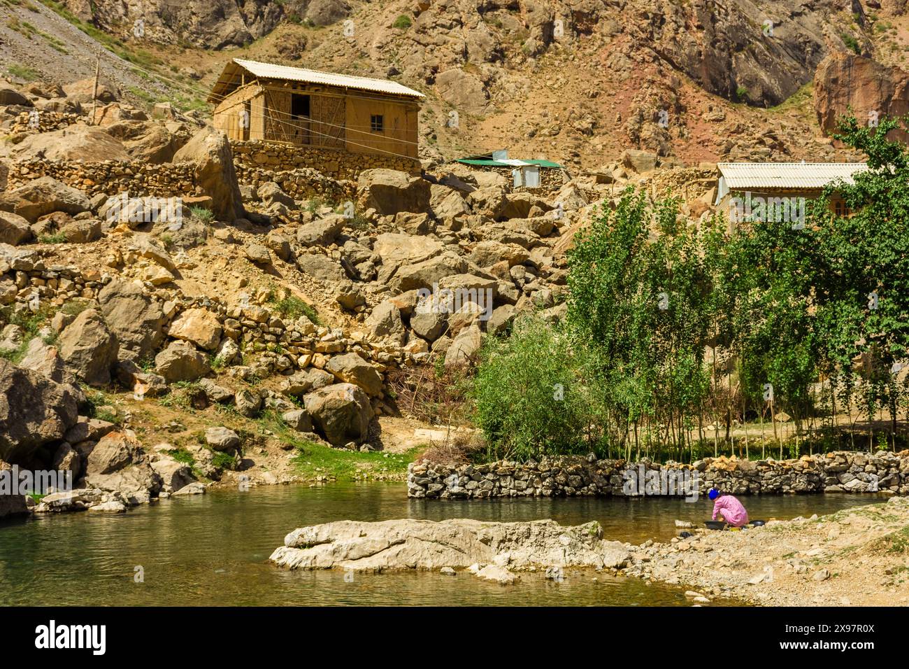 Haft Kul, Tagikistan, 21 agosto 2023: Lavatrice di piatti nel fiume nelle montagne fan Foto Stock