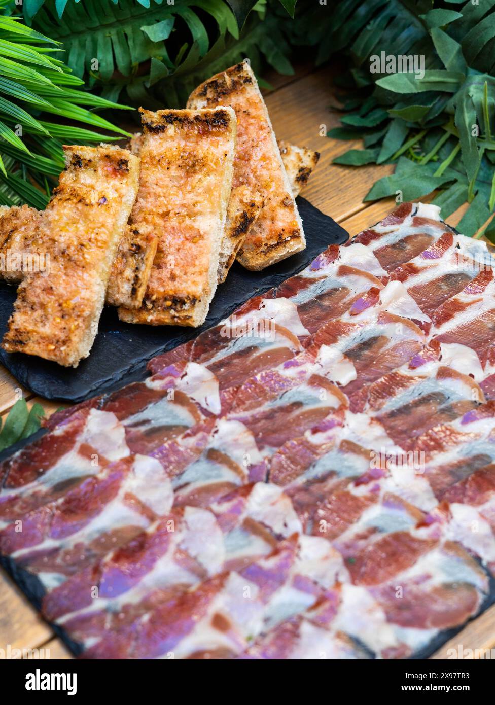 Una porzione del prosciutto stagionato iberico della migliore qualità Foto Stock