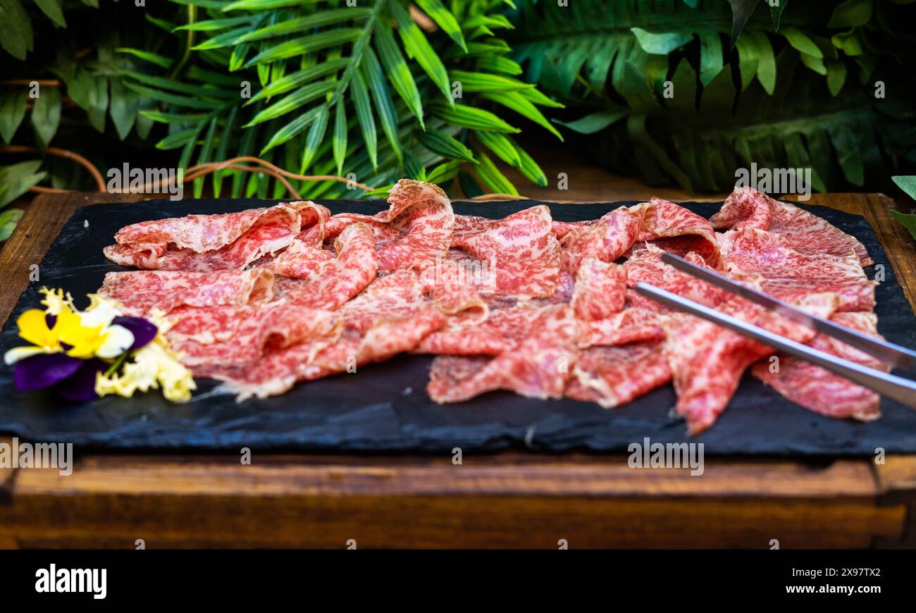 Una porzione del prosciutto stagionato iberico della migliore qualità Foto Stock