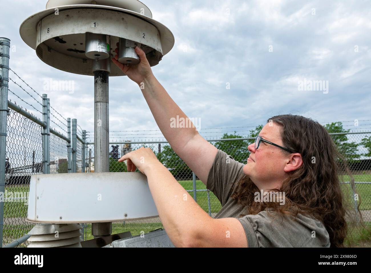 Dearborn, Michigan - Rebecca Robak, un tecnico ambientale, controlla gli strumenti per la qualità dell'aria in una stazione di monitoraggio gestita dal dipartimento del Michigan Foto Stock