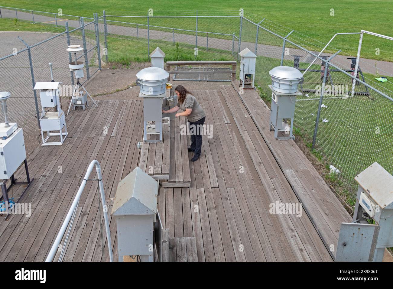 Dearborn, Michigan - Rebecca Robak, un tecnico ambientale, controlla gli strumenti per la qualità dell'aria in una stazione di monitoraggio gestita dal dipartimento del Michigan Foto Stock