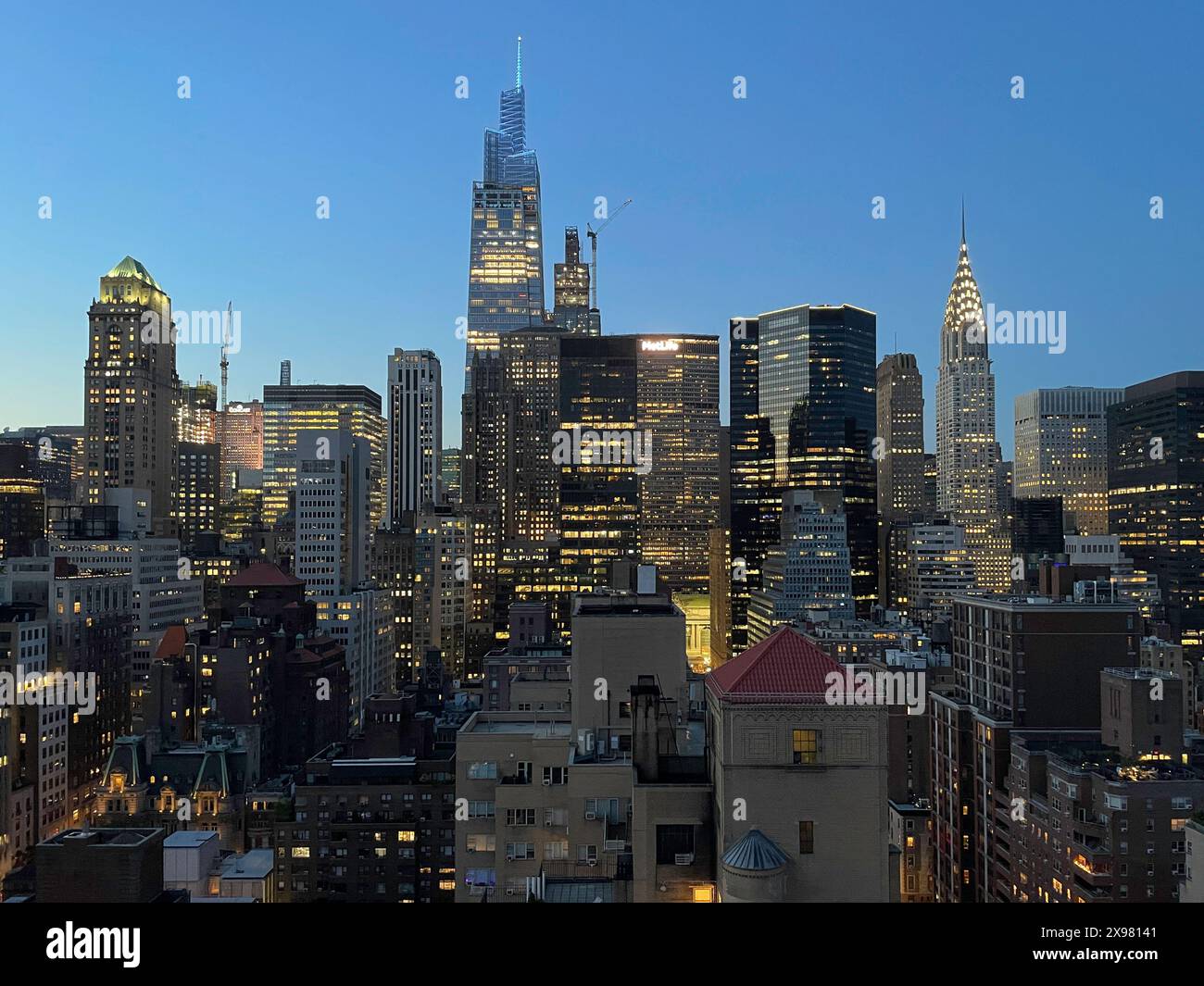 Guardando a nord sullo skyline di Midtown Manhattan a Dusk, 2024, New York, Stati Uniti Foto Stock