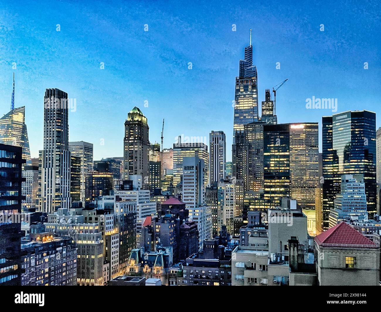 Guardando a nord sullo skyline di Midtown Manhattan a Dusk, 2024, New York, Stati Uniti Foto Stock