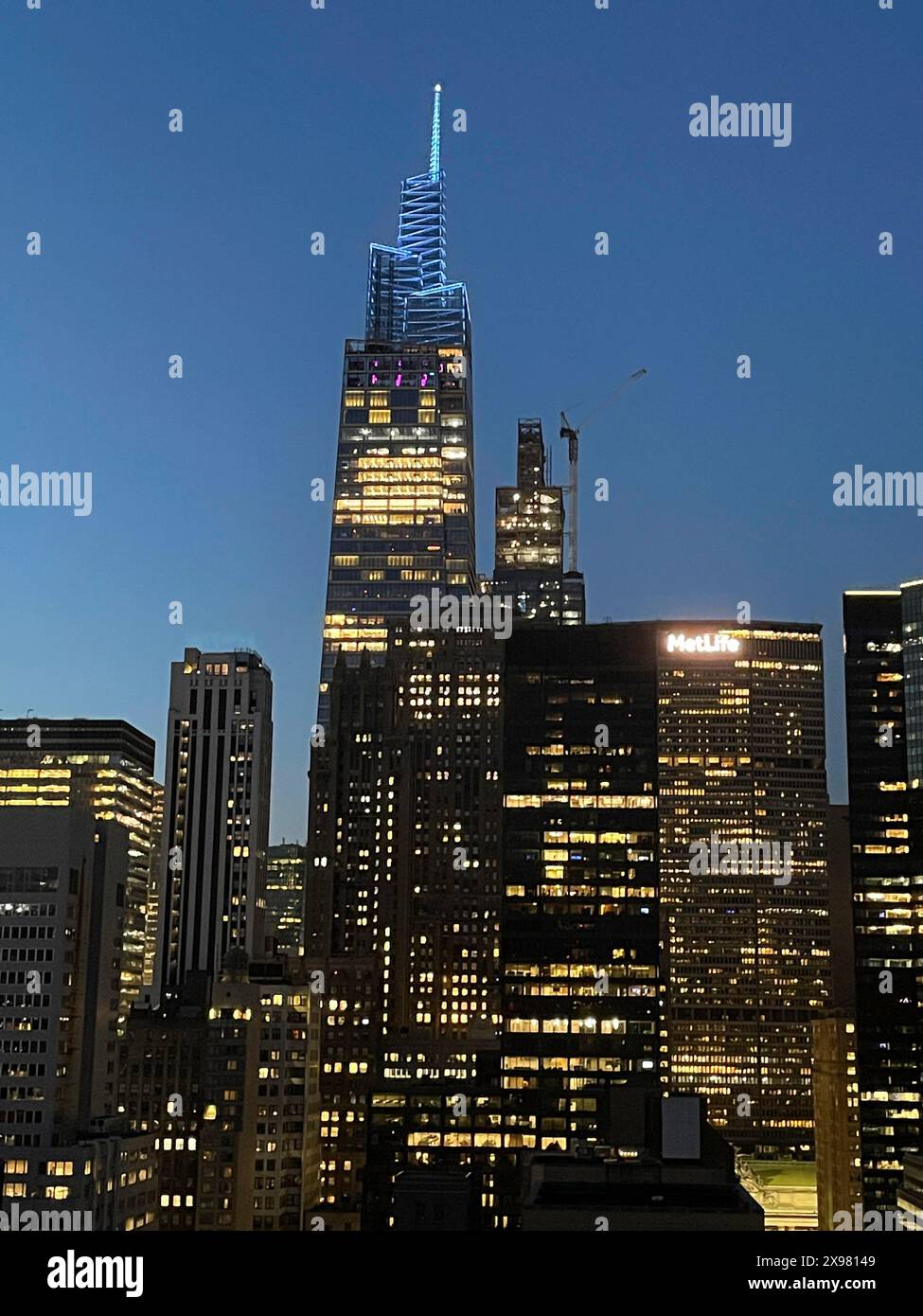 Guardando a nord sullo skyline di Midtown Manhattan a Dusk, 2024, New York, Stati Uniti Foto Stock
