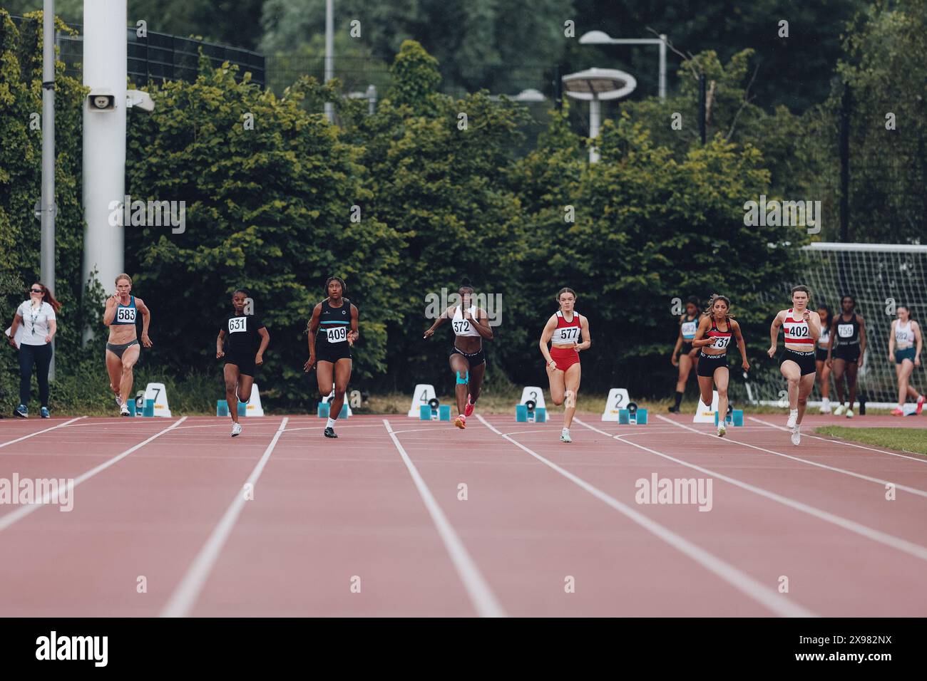 Stratford, Regno Unito. 26 maggio 2024. (Da sinistra a destra) Louisa Vallins di Blackheath e Bromley Harriers A.C., Moiesha Savage di Shaftesbury Barnet Harriers, Emilia Adese di Blackheath e Bromley Harriers A.C., Deborah Lago di Marshall Milton Keynes A.C., Lily White di Gateshead Harriers A.C., Sophia Sahai di Herne Hill Harriers ed Elizabeth Reading di Kettering Town Harriers in azione durante il Round 1 Heat 11 nel 100mW del Gran Premio di velocità di Stratford 2024. Crediti: George Tewkesbury/Alamy Live News Foto Stock