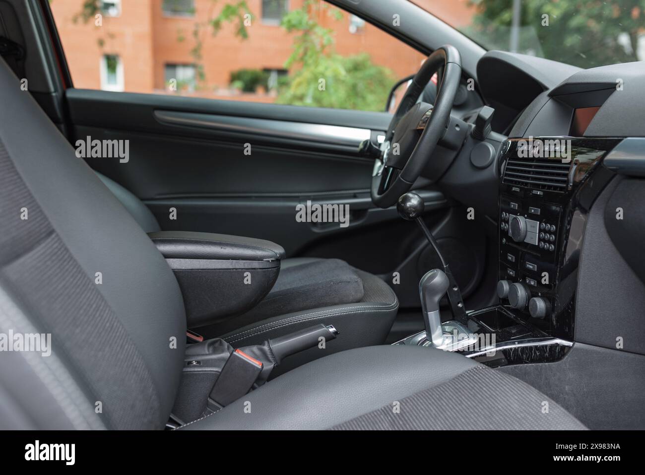 Interno di auto adattata per persone con disabilità. Concetto di assistenza alla guida, controllo e attrezzatura. Foto Stock