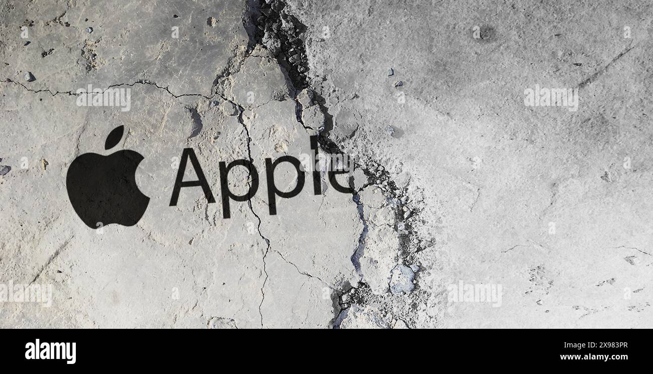 Icona Apple sul pavimento incrinato con spazio di copia. illustrazione editoriale del logo aziendale con rendering 3d. Nuova Zelanda, Auckland, maggio 30,2024 Foto Stock
