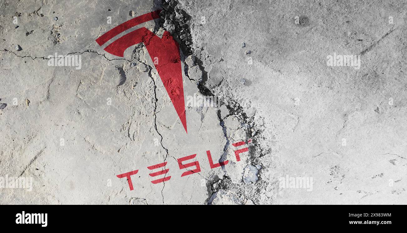 Icona Tesla sul pavimento incrinato con spazio di copia. illustrazione editoriale del logo aziendale con rendering 3d. Nuova Zelanda, Auckland, maggio 30,2024 Foto Stock