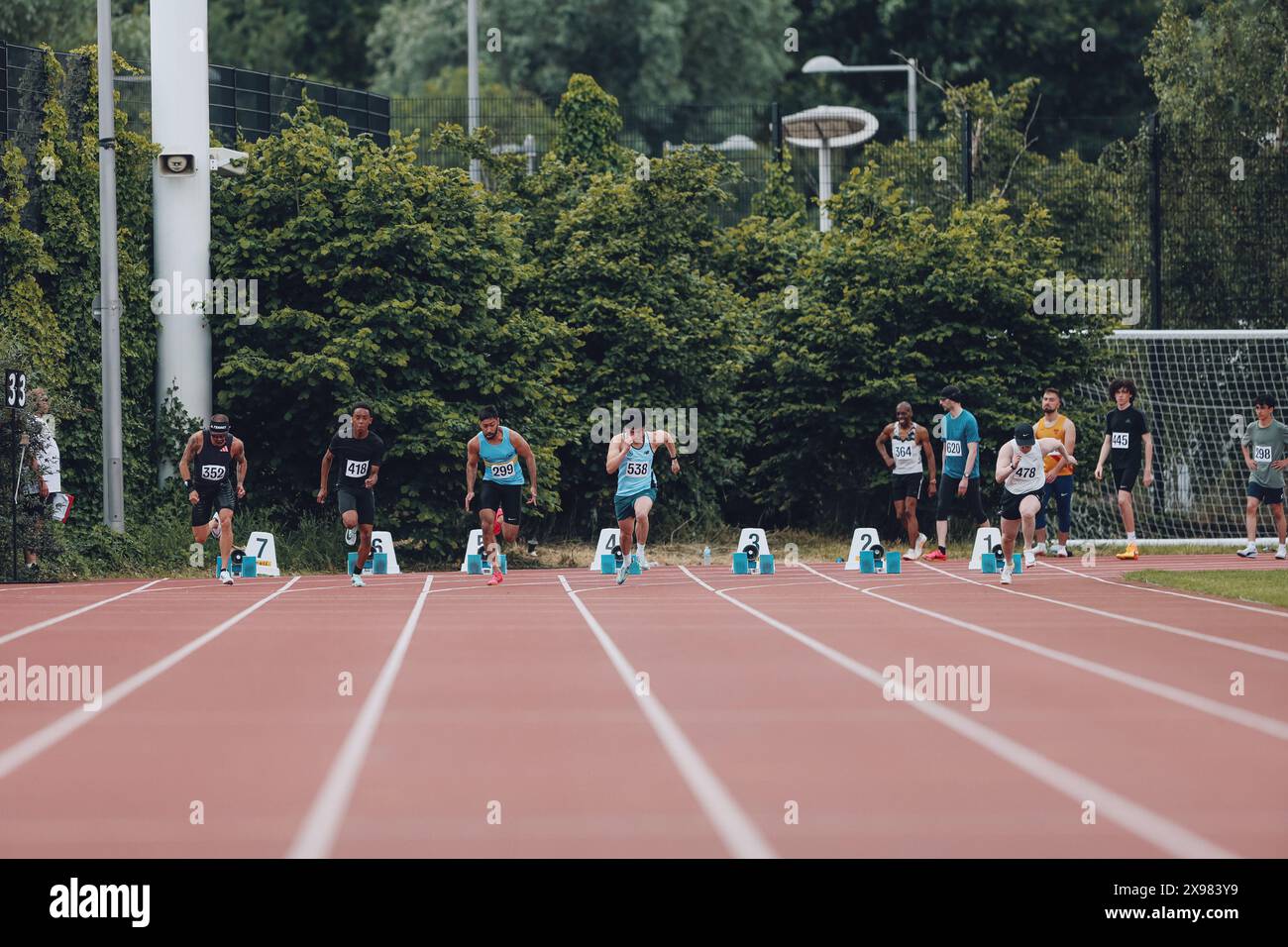 Stratford, Regno Unito. 26 maggio 2024. (Da sinistra a destra) Craig Christian di Rugby e Northampton A.C., Emmanuel Michael di Bracknell A.C., Arjun Banerji di Windsor Slough Eton e Hounslow A.C., Ka-Hunt to di South London Harriers e Jacob Baker di Rugby e Northampton a.C. in azione durante la prima gara di Heat 33 nella 100mm del Gran Premio di velocità di Stratford 2024. Crediti: George Tewkesbury/Alamy Live News Foto Stock