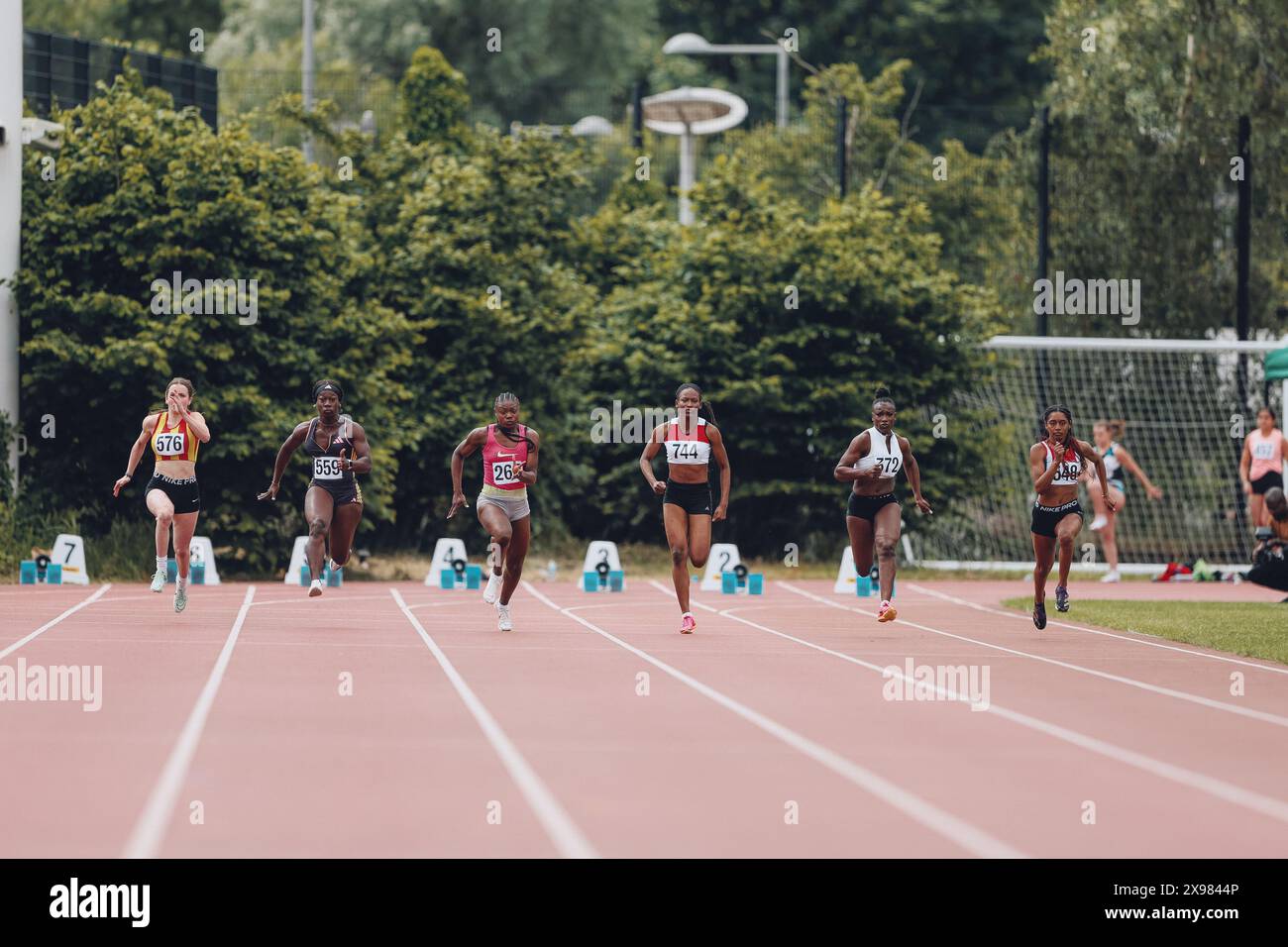 Stratford, Regno Unito. 26 maggio 2024. (Da sinistra a destra) Lily Bradley della città di Norwich A.C., Kristal ama-Awuah di Herne Hill Harriers, Akaysha Ellis di Enfield e Haringey A C, Susan Folorunso di Gateshead Harriers A.C., Deborah Lago di Marshall Milton Keynes A.C. e Kaya Slater di Reading A.C. in azione durante il Round 2 Heat 3 nel 100mW al Gran Premio di velocità di Stratford 2024. Crediti: George Tewkesbury/Alamy Live News Foto Stock