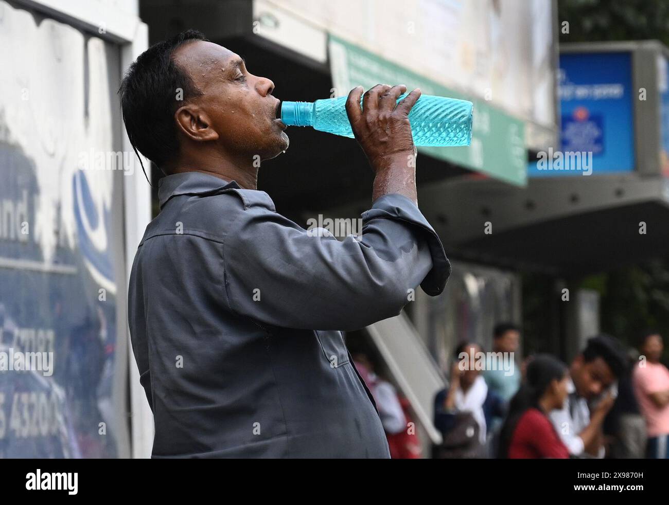 NUOVA DELHI, INDIA - MAGGIO 29: Le donne coprono in una giornata di caldo le persone hanno coperto la loro ondata di caldo all'ITO il 29 maggio 2024 a nuova Delhi, India. Delhi-NCR ha registrato un'alta temperatura di 52,9 gradi Celsius (127,22 Fahrenheit) mercoledì, quando le condizioni di caldo estremo hanno afflitto le parti nord e ovest dell'India, causando lo svenimento degli studenti nelle scuole e l'asciugatura dei rubinetti dell'acqua potabile. Con una temperatura vertiginosa Delhi sta affrontando un'enorme crisi idrica a causa dei bassi livelli d'acqua nel fiume Yamuna. A causa della mancanza di approvvigionamento idrico da Haryana, gli impianti di trattamento delle acque di Delhi sono attualmente in funzione Foto Stock