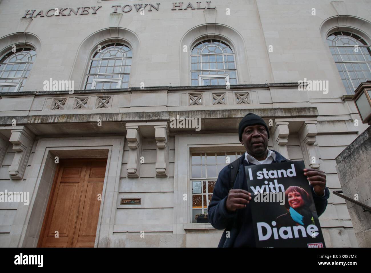 Un uomo ha un cartello con un'immagine di Diane Abbott fuori dal municipio di Hackney. Diane Abbott, deputata per Hackney North e Stoke Newington, ha fatto restaurare la frusta laburista dei principali sostenitori chiedendo la sua conferma di candidarsi come candidata laburista. (Foto di /Sipa USA) credito: SIPA USA/Alamy Live News Foto Stock