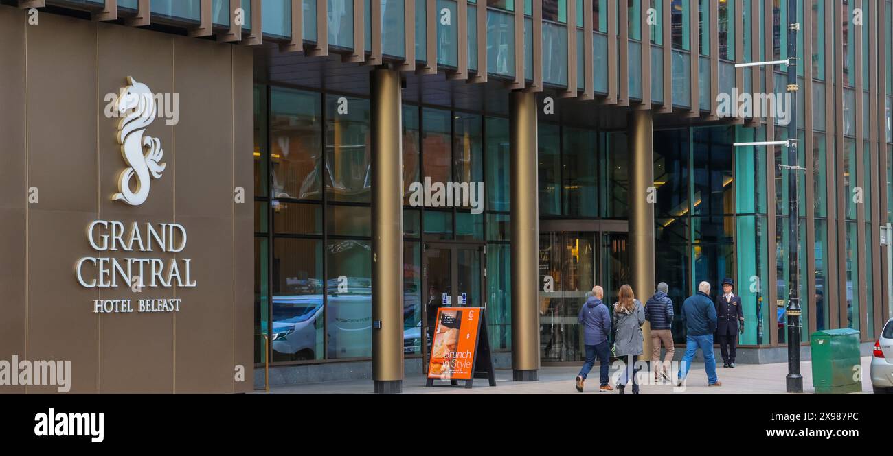 Ingresso principale del Grand Central Hotel Belfast pedoni a piedi dopo l'hotel nel centro di Belfast 2024. Foto Stock