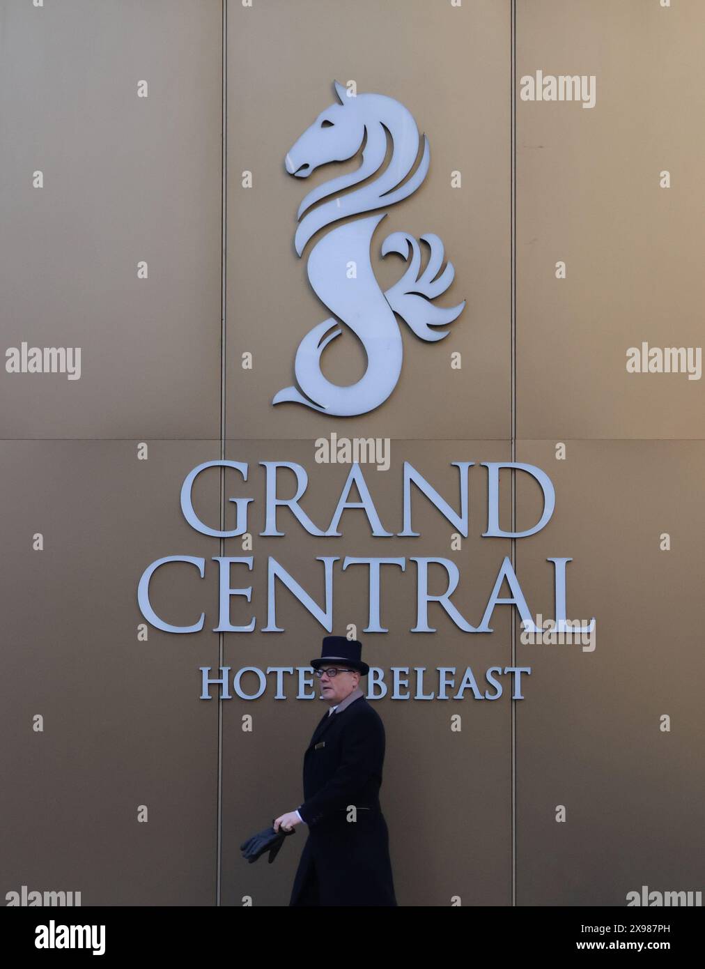 Cartello per il centro di Belfast. Esterno a parete del Grand Central Hotel Belfast con portineria dell'hotel Grand Central. Foto Stock