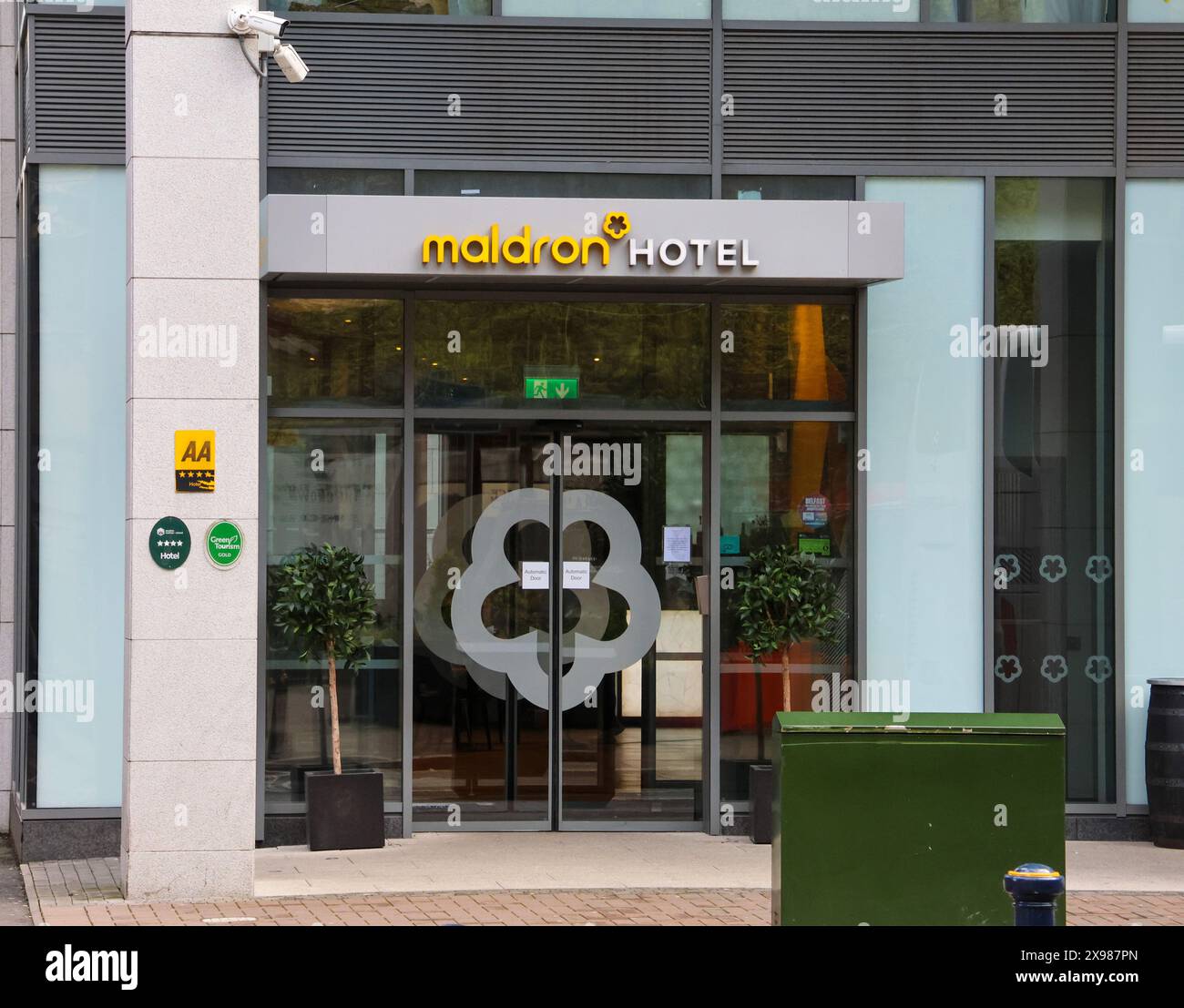 Moderno centro di Belfast - ingresso principale al Maldron Hotel Belfast Brunswick Street. Belfast Irlanda del Nord. Foto Stock