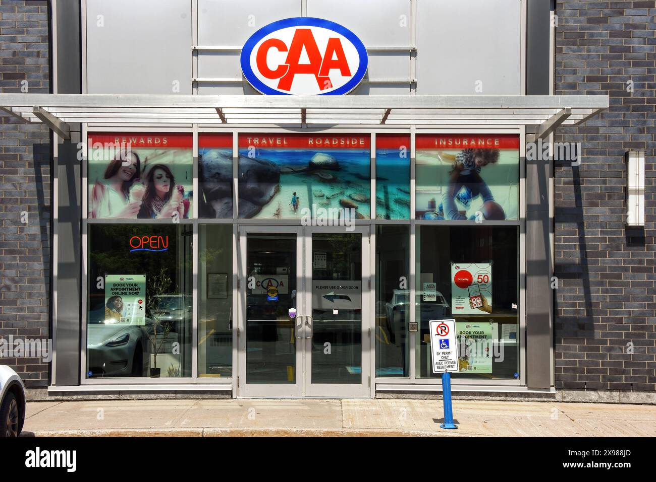 Ottawa, Canada - 22 maggio 2024: Ufficio dell'agenzia di viaggi CAA in Clyde Ave. La Canadian Automobile Association è una federazione di otto automobil regionali Foto Stock