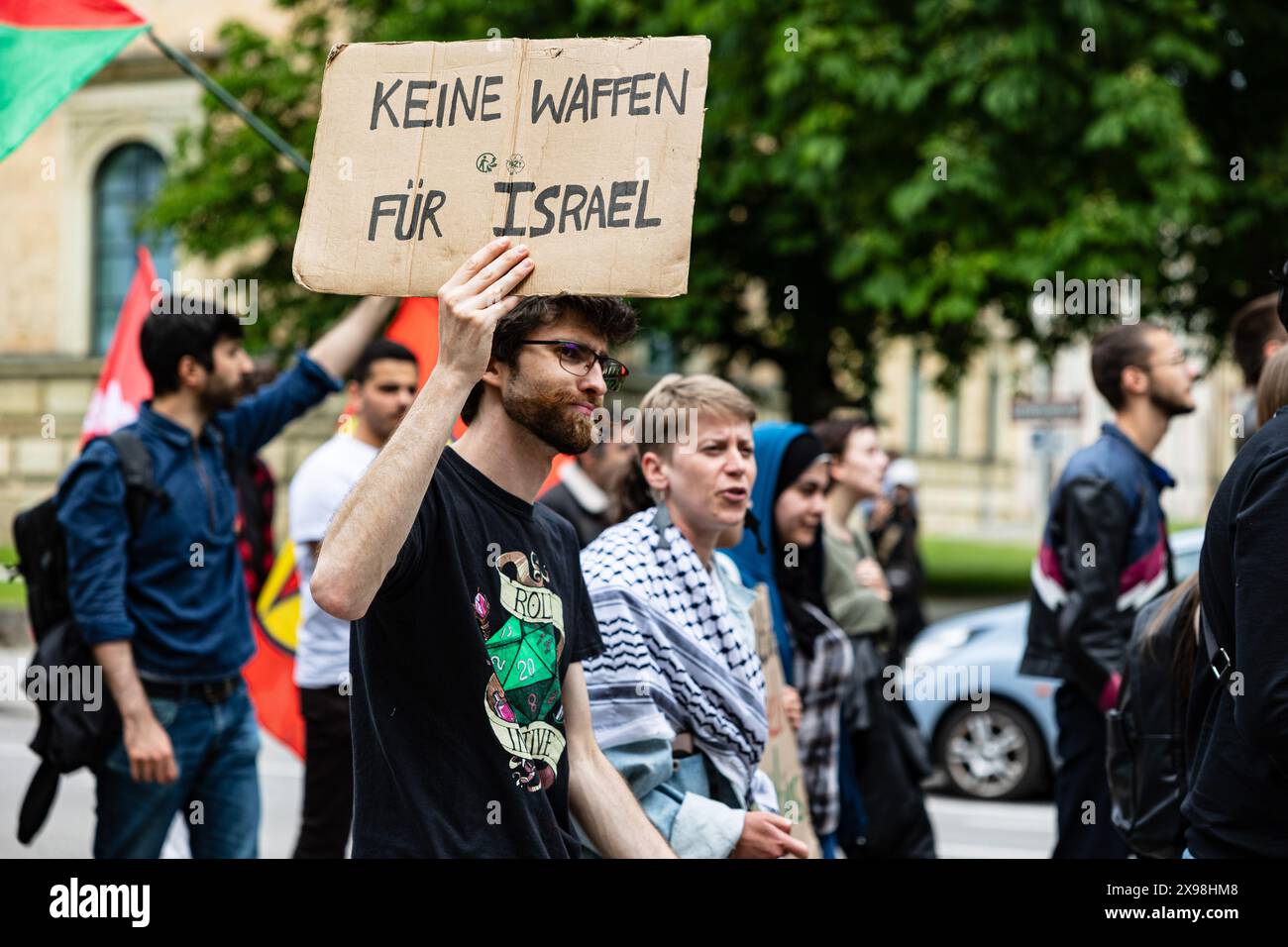 Monaco, Germania. 29 maggio 2024. Il 29 maggio 2024, centinaia di attivisti filo-palestinesi si sono riuniti a Monaco per manifestare contro l'annuncio del ministro Markus Soeder che le università e i college bavaresi avrebbero dovuto cooperare con le forze armate tedesche per scopi di armamento e contro i piani di esimmatricolazione degli estremisti. (Foto di Alexander Pohl/Sipa USA) credito: SIPA USA/Alamy Live News Foto Stock