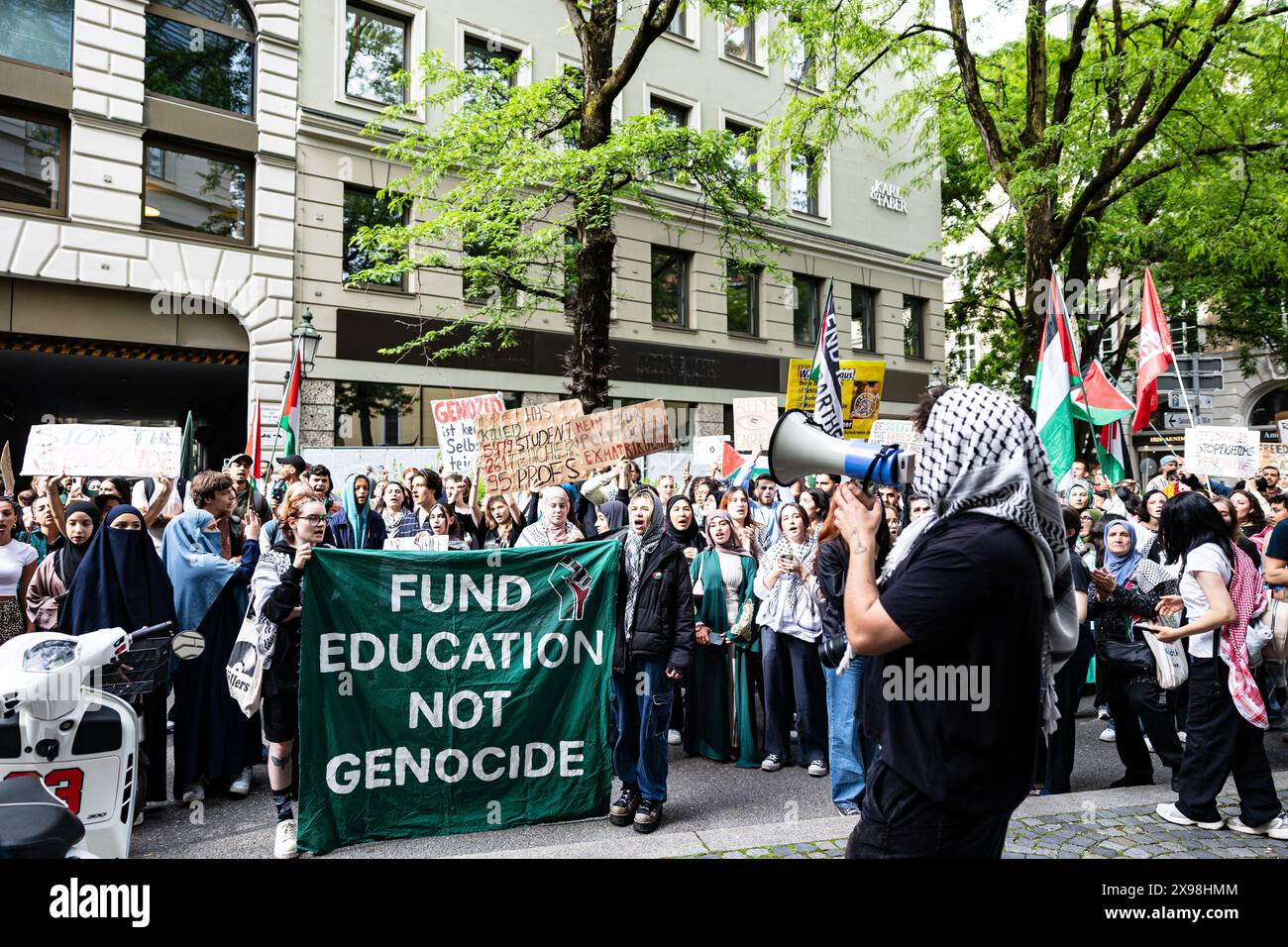 Monaco, Germania. 29 maggio 2024. Il 29 maggio 2024, centinaia di attivisti filo-palestinesi si sono riuniti a Monaco per manifestare contro l'annuncio del ministro Markus Soeder che le università e i college bavaresi avrebbero dovuto cooperare con le forze armate tedesche per scopi di armamento e contro i piani di esimmatricolazione degli estremisti. (Foto di Alexander Pohl/Sipa USA) credito: SIPA USA/Alamy Live News Foto Stock