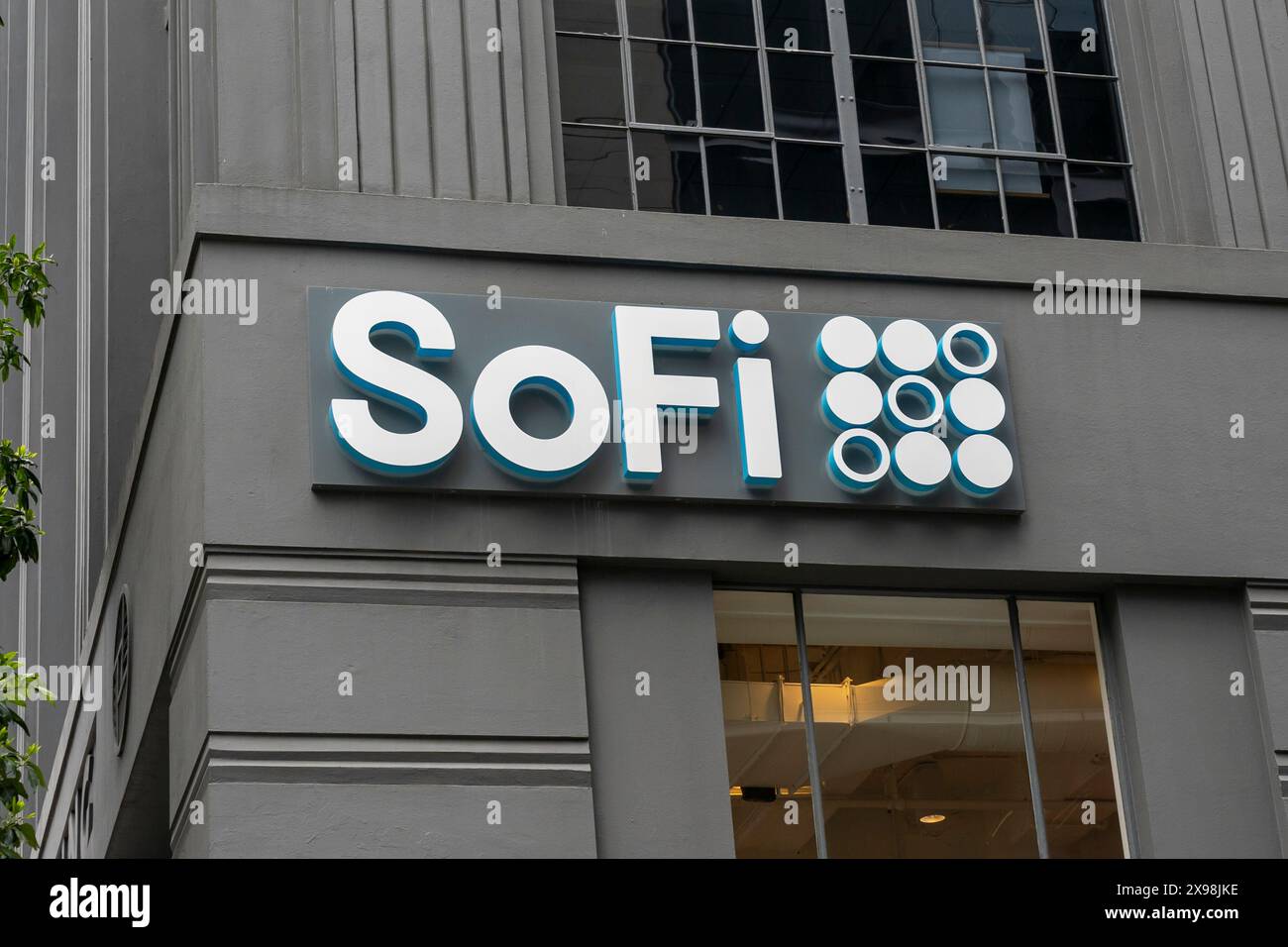 San Francisco, California, USA - 6 giugno 2023: Primo piano del cartello e del logo SoFi sull'edificio di San Francisco, California, USA. Foto Stock