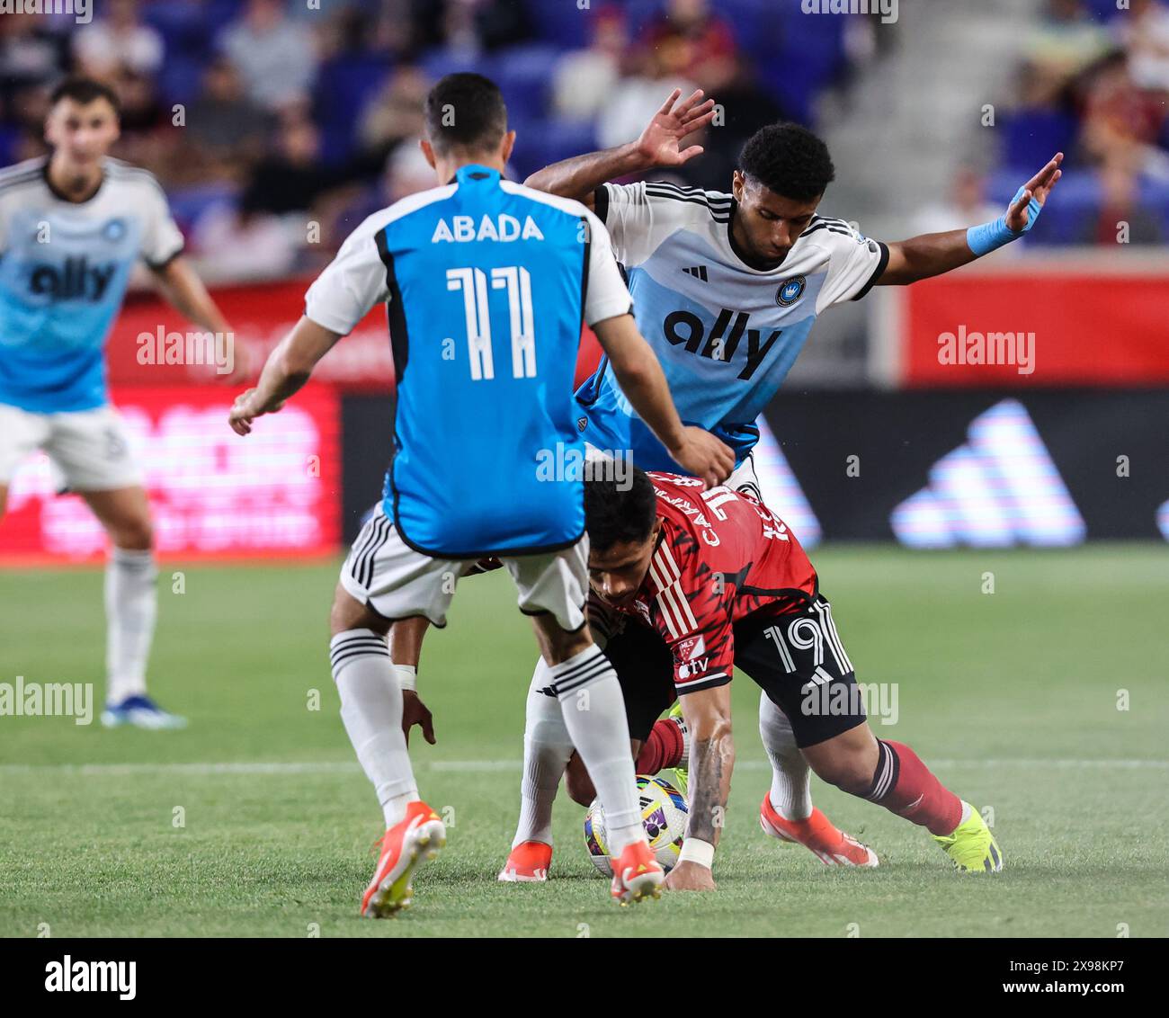 Harrison, New Jersey, Stati Uniti. 29 maggio 2024. Il centrocampista dei New York Red Bulls Wikelman Carmona (19) viene abbattuto durante la partita della MLS tra i New York Red Bulls e Charlotte FC alla Red Bull Arena di Harrison, New Jersey Mike Langish/CSM/Alamy Live News Foto Stock