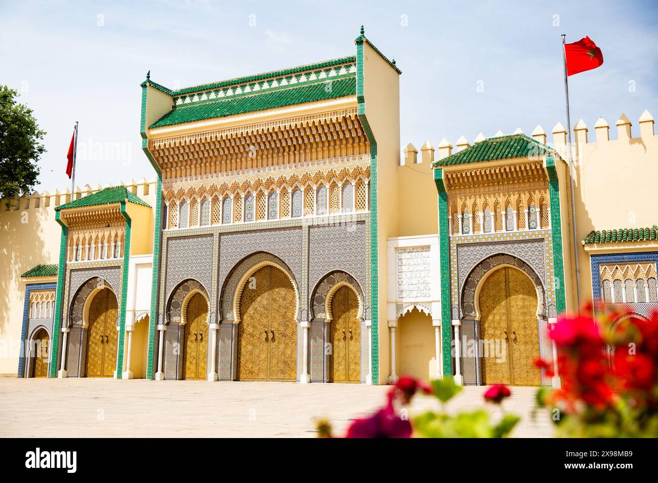 Le sette porte del Palazzo reale di Dar al-Makhzen in Place des Alaouites a FES, Marocco Foto Stock