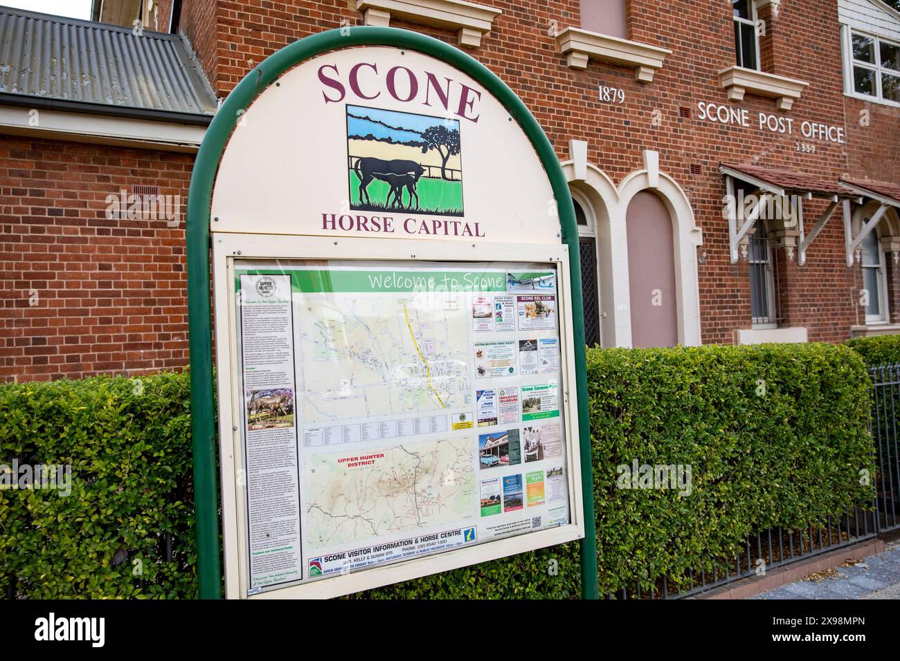 Il centro di Scone e l'indicazione turistica sono fuori dall'ufficio postale di Scone, capitale dell'Australia dei cavalli e allevamento di cavalli da corsa Foto Stock