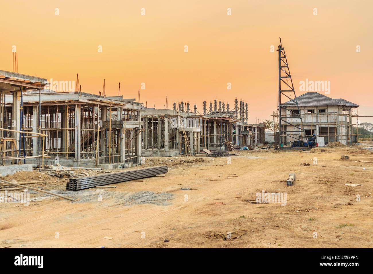 installazione di cornici in cemento per la costruzione di nuove case in cantiere, sviluppo immobiliare Foto Stock