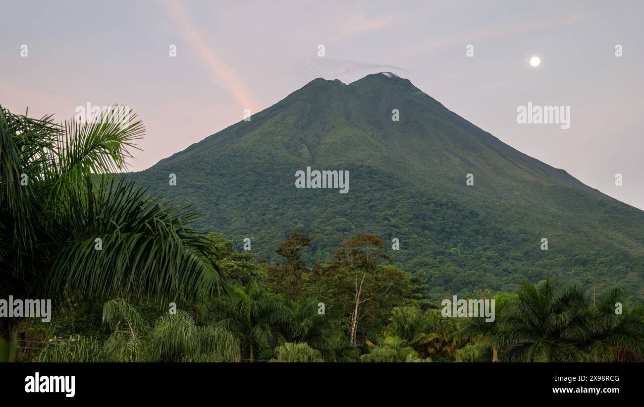 Il vulcano Arenal a la fortuna a Dusk Foto Stock