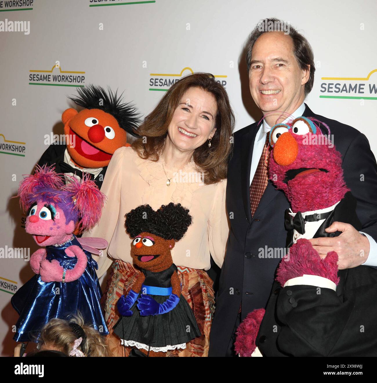 29 maggio 2024, New York, New York, USA: Presidente della Jim Henson Foundation CHERYL L. HENSON e ed FINN visti durante gli arrivi sul tappeto rosso per il Gala annuale di beneficenza di Sesame Workshopâ tenutosi presso Cipriani 42nd Street. (Credit Image: © Nancy Kaszerman/ZUMA Press Wire) SOLO PER USO EDITORIALE! Non per USO commerciale! Foto Stock