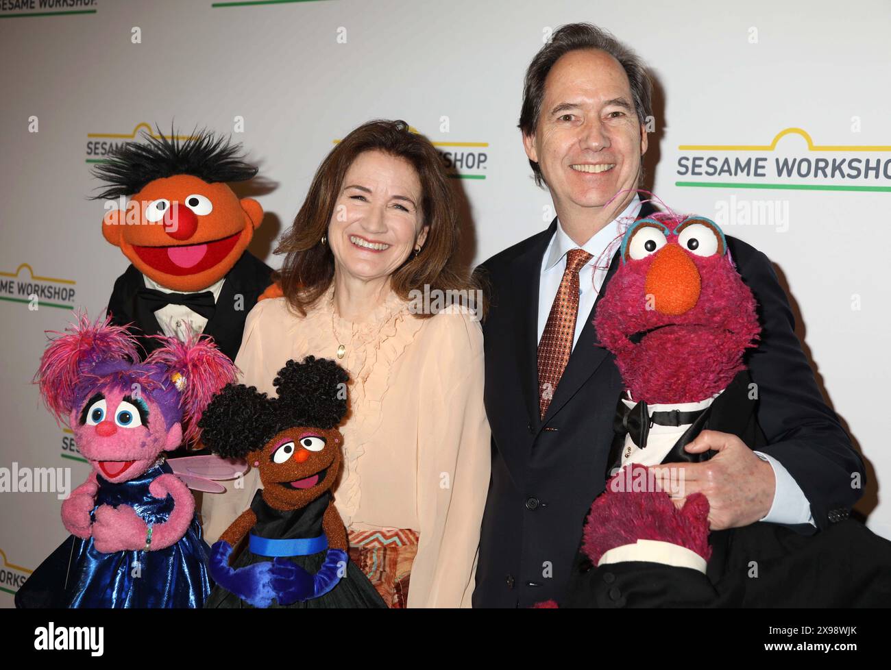 29 maggio 2024, New York, New York, USA: Presidente della Jim Henson Foundation CHERYL L. HENSON e ed FINN visti durante gli arrivi sul tappeto rosso per il Gala annuale di beneficenza di Sesame Workshopâ tenutosi presso Cipriani 42nd Street. (Credit Image: © Nancy Kaszerman/ZUMA Press Wire) SOLO PER USO EDITORIALE! Non per USO commerciale! Foto Stock