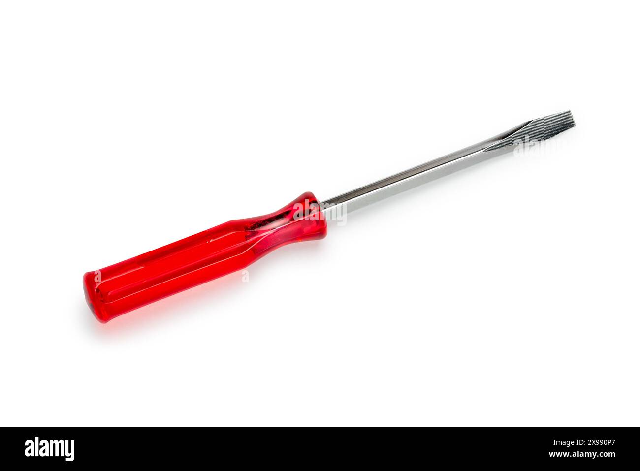 Cacciavite a testa piatta con manico rosso, cacciavite per utensili manuali, isolato su sfondo bianco Foto Stock
