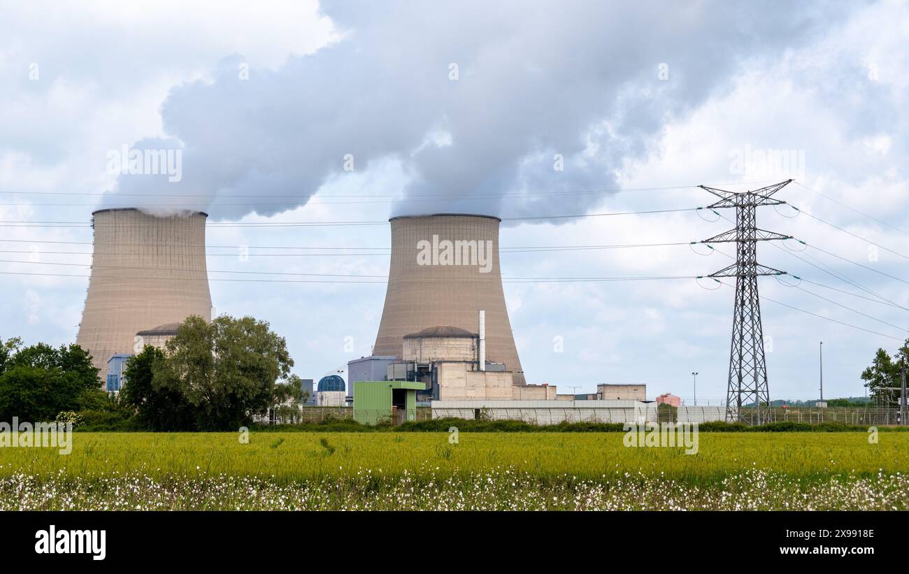 Vista a distanza di una centrale nucleare in funzione che emette nuvole di vapore. Concetti di protezione ambientale e produzione di energia nucleare Foto Stock