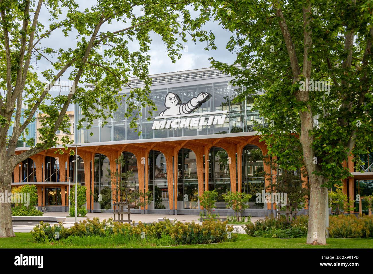 Vista esterna dell'edificio della sede Michelin. Michelin è una multinazionale francese e uno dei leader mondiali nella produzione di pneumatici Foto Stock