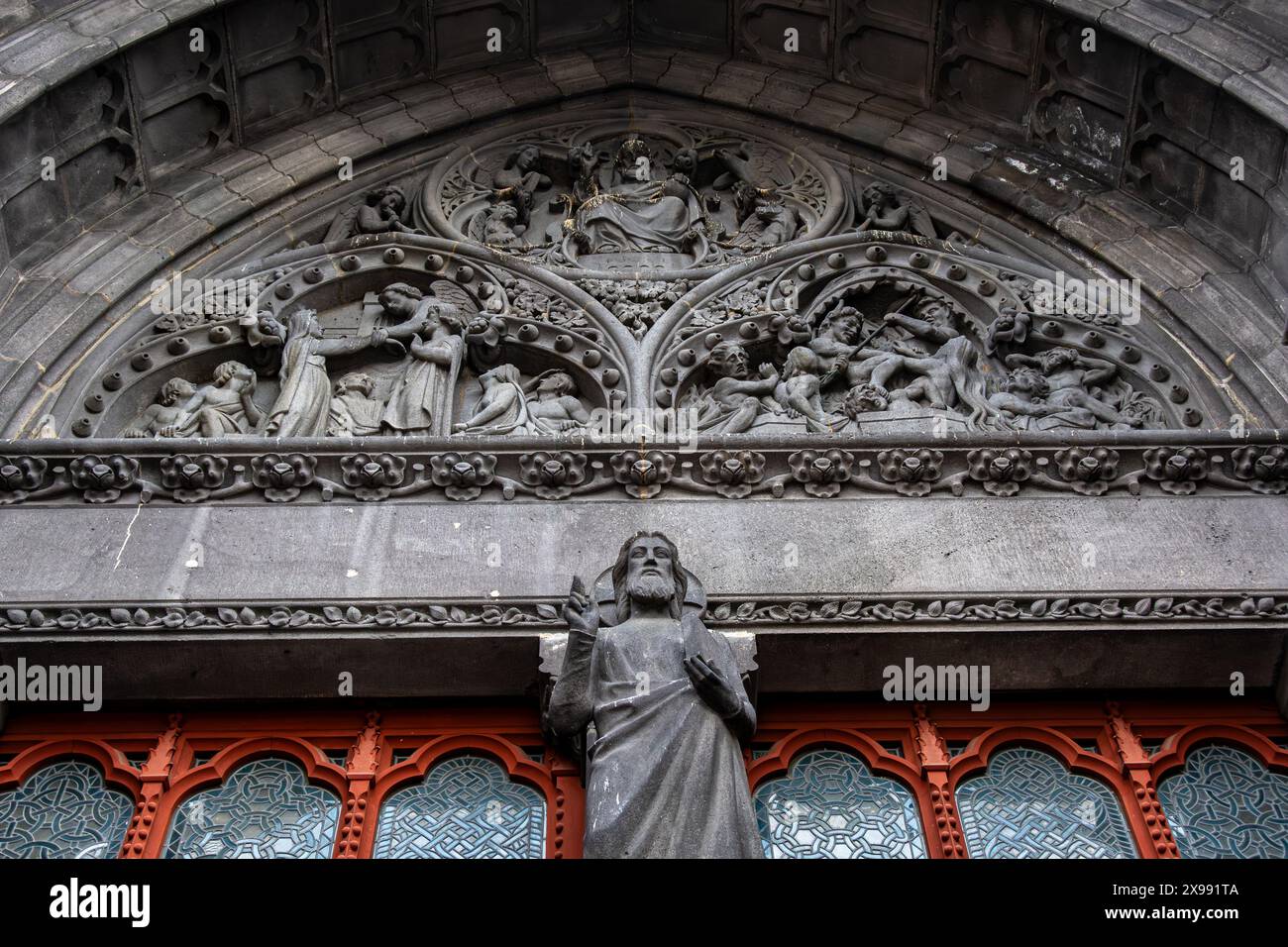 Frontone della cattedrale di Notre-Dame-de-l'Assomption a Clermont-Ferrand, in Francia, costruito in pietra Volvic nera, nel dipartimento francese di Puy-de-Dôme Foto Stock
