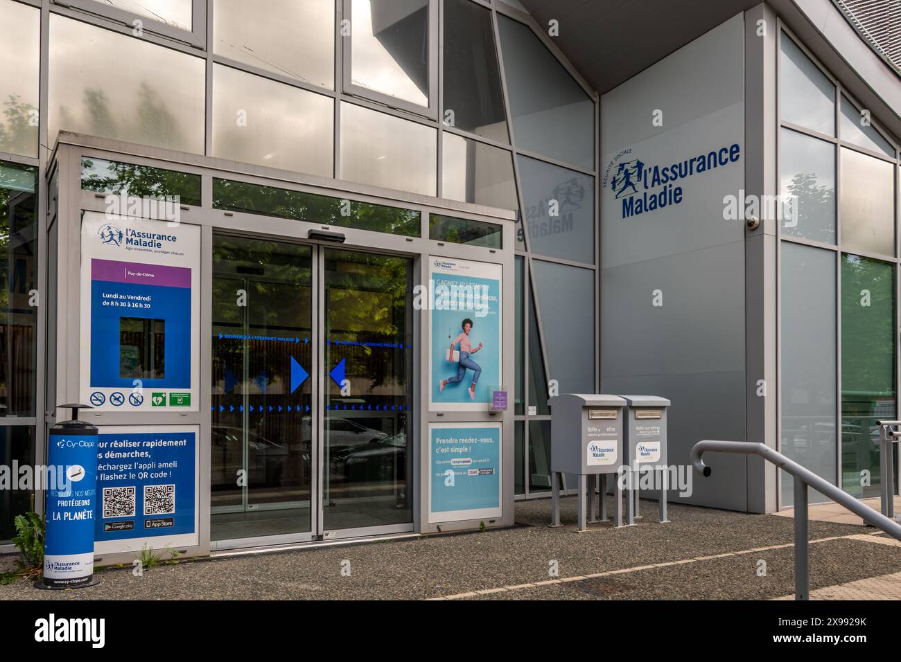 Ingresso principale ad un ufficio locale della "Assurance Maladie" francese (ossia assicurazione medica), il ramo sanitario della sicurezza sociale in Francia Foto Stock