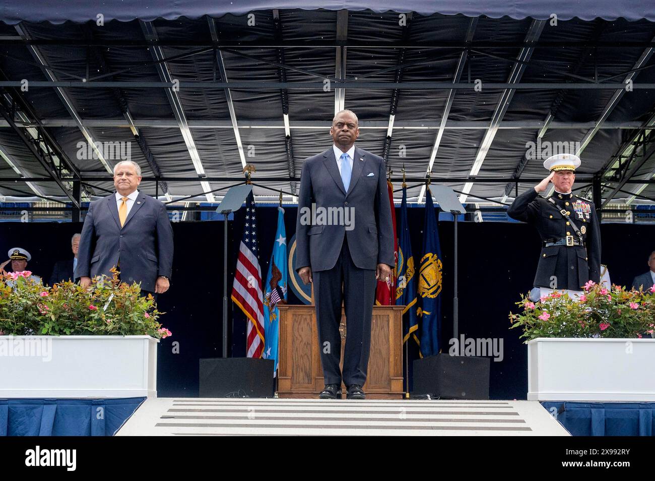 Annapolis, Stati Uniti. 24 maggio 2024. U. Il segretario alla difesa Lloyd Austin, al centro, si trova con il segretario alla Marina Carlos del Toro, a sinistra, e il comandante del corpo dei Marines generale Eric Smith durante gli anni '90. S Naval Academy cerimonia di laurea e di messa in servizio presso il Navy-Marine Corps Memorial Stadium, 24 maggio 2024, ad Annapolis, Maryland. Credito: MC3 William Bennett IV/U.S. Navy/Alamy Live News Foto Stock