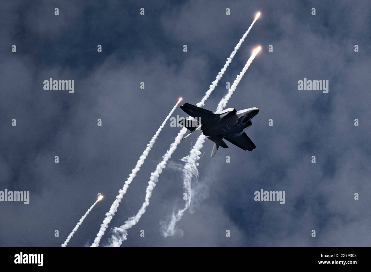 Un F-35A Lightning II della U.S. Air Force assegnato all'F-35A Lightning II Demonstration Team si esibisce all'Air and Sea Air Show sopra Miami Beach, Flori Foto Stock