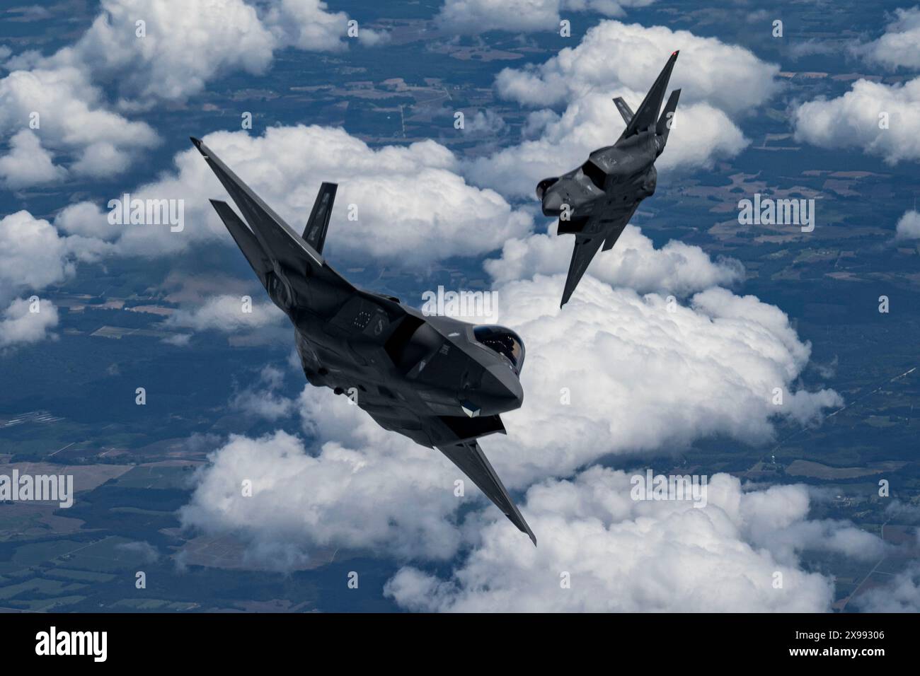 Due aerei F-35A Lightning II della U.S. Air Force assegnati al F-35A Lightning II Demonstration Team, volano in formazione sulla strada per esibirsi all'IA Foto Stock