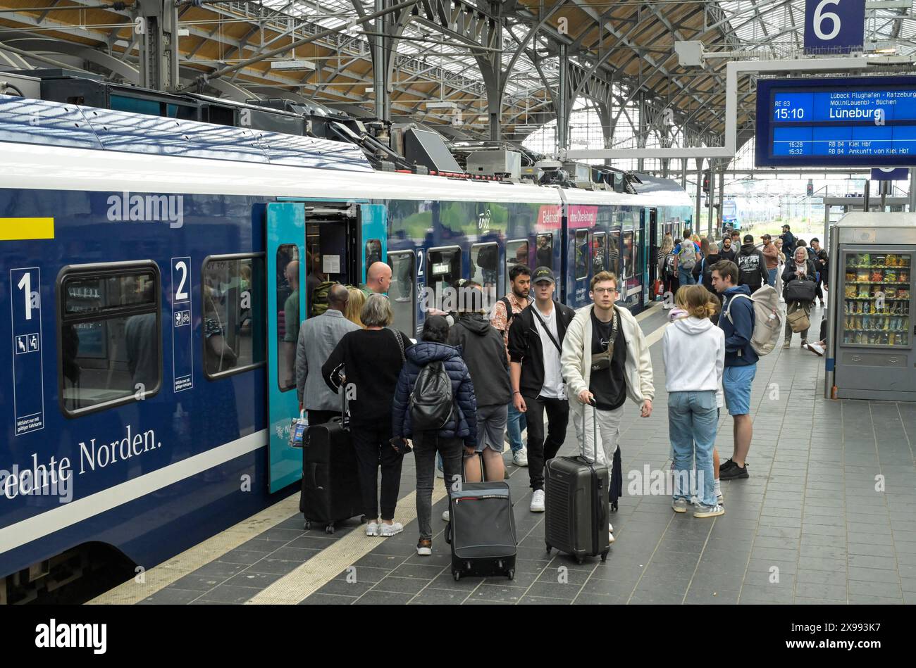 Hauptbahnhof, Bahnsteig, Regionalbahn, Lübeck, Schleswig-Holstein, Germania Foto Stock