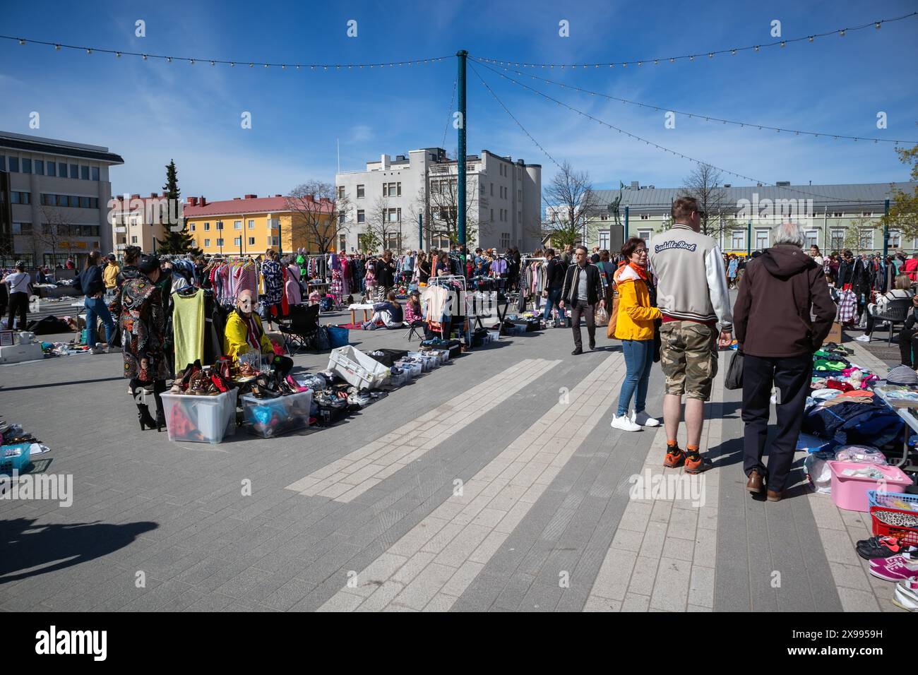Mercato delle pulci soleggiato nel parco cittadino di Oulu, Finlandia Foto Stock