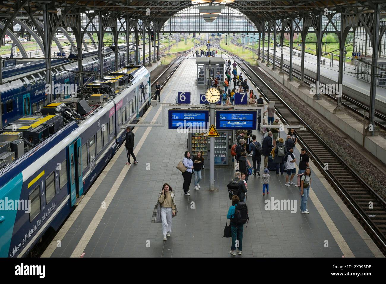 Hauptbahnhof, Bahnsteig, Regionalbahn, Lübeck, Schleswig-Holstein, Deutschland *** stazione centrale, binario, treno regionale, Lübeck, Schleswig Holstein, Germania Foto Stock