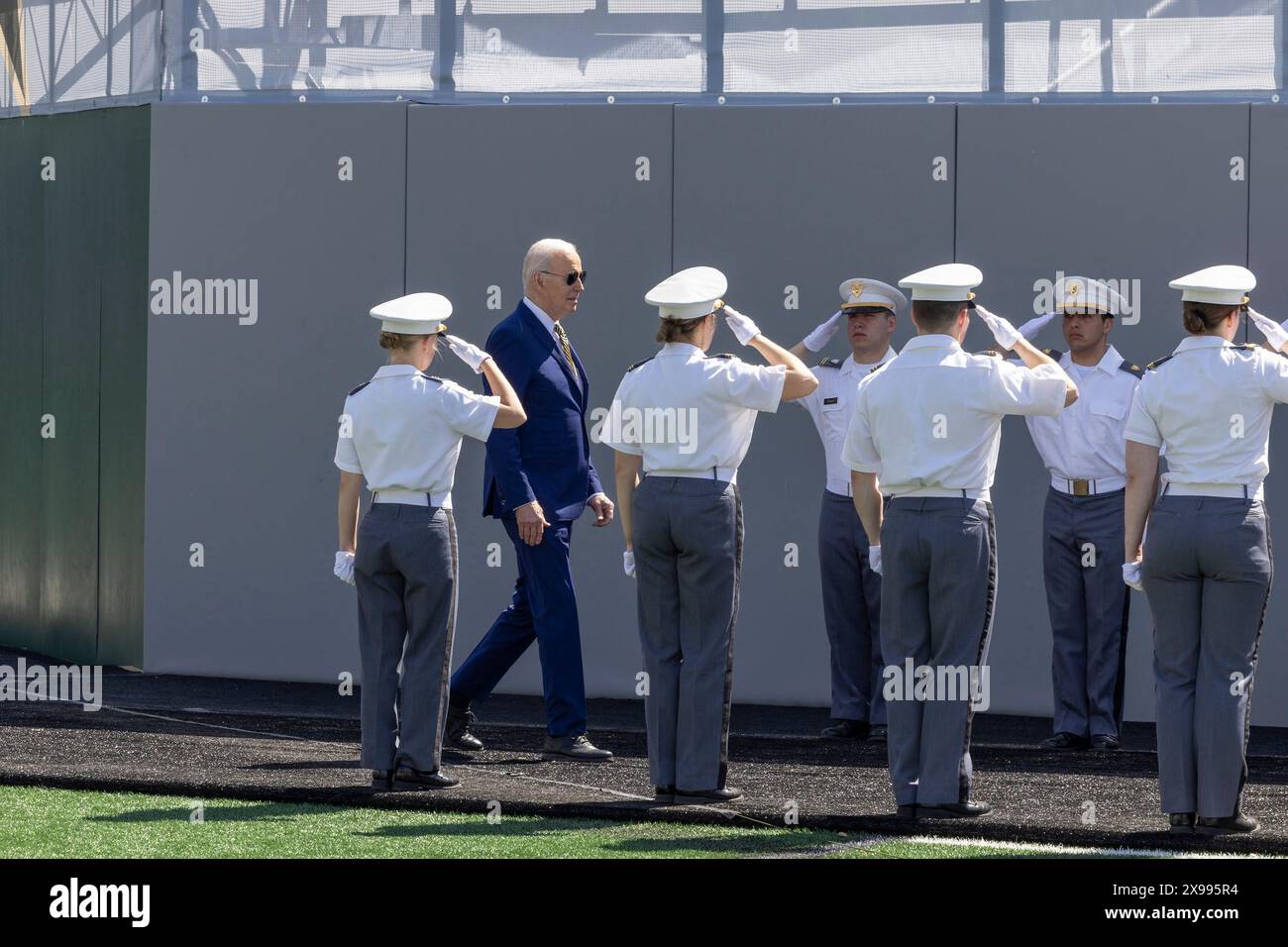 West Point, Stati Uniti. 25 maggio 2024. U. Il presidente Joe Biden passa davanti a una guardia d'onore cadetta mentre arriva per consegnare il discorso di inizio alla classe di laurea dell'Accademia militare degli Stati Uniti al Michie Stadium, il 25 maggio 2024, a West Point, New York. Credito: Kyle Osterhoudt/U.S. Army/Alamy Live News Foto Stock