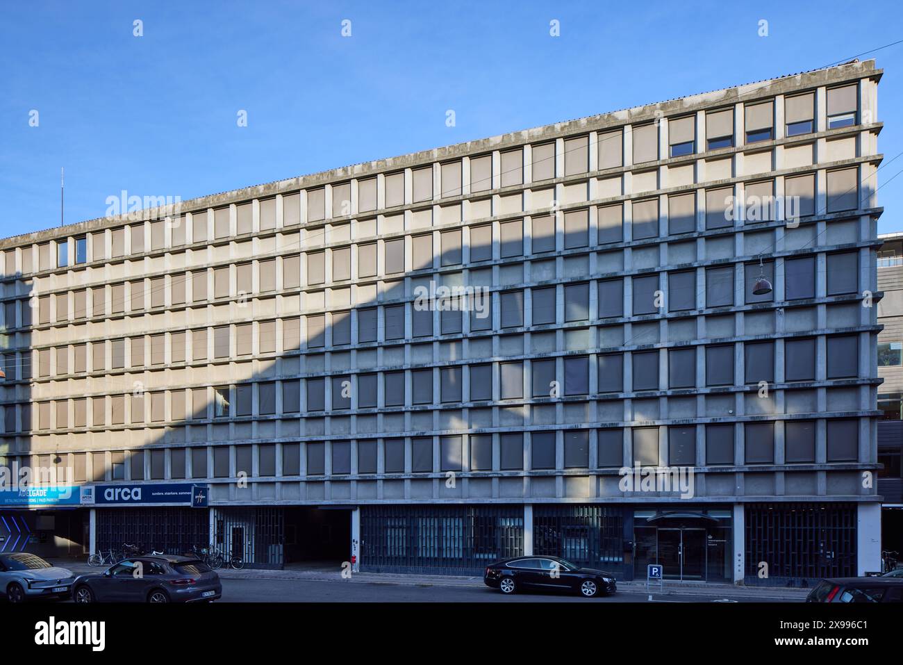 Adelgade 11-13, edificio per uffici e parcheggio dal 1963; Copenaghen, Danimarca Foto Stock