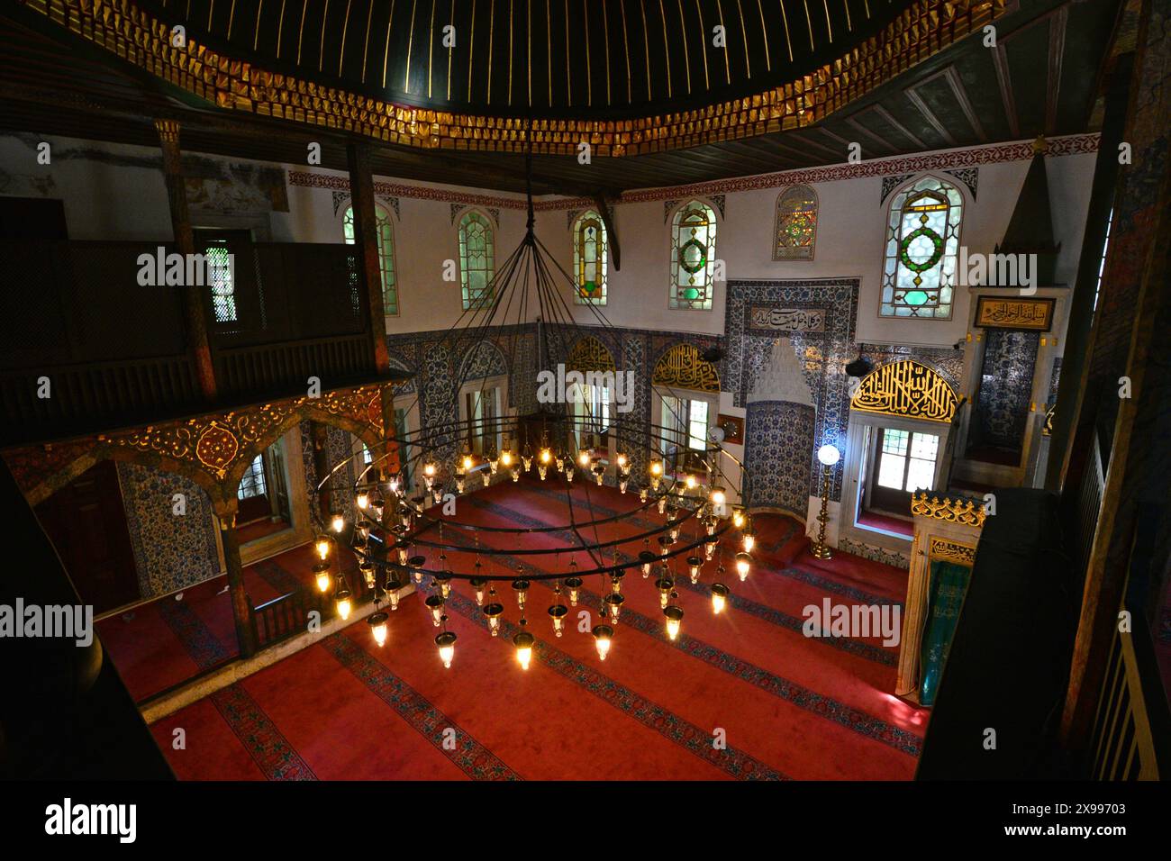 La moschea Takkeci İbrahim Cavus, situata a Istanbul, Turchia, fu costruita nel XVI secolo. Le piastrelle all'interno sono interessanti. Foto Stock