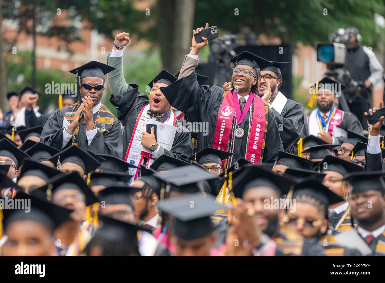 Atlanta, Stati Uniti. 19 maggio 2024. I laureati del Morehouse College tifanno il tifo durante l'inizio da parte di U. Il presidente Joe Biden durante la cerimonia di laurea al Morehouse College, 19 maggio 2024, ad Atlanta, Georgia. Crediti: Adam Schultz/White House Photo/Alamy Live News Foto Stock