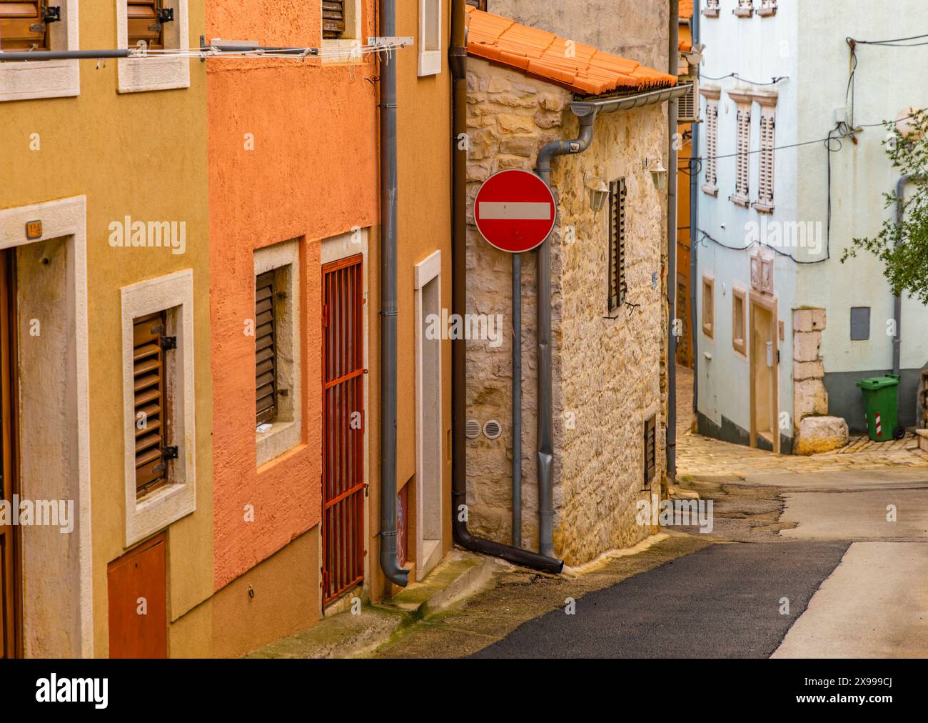 La città degli amanti, le strette e colorate strade di Rovigno Croazia Foto Stock